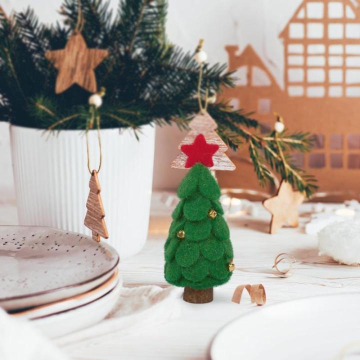 Mini-kerstboom, 17 cm, vilt met houten basis, kunstkerstversiering, miniatuur, dennenboom, tafeldecoratie, kleine kerstversiering, decoratie, geschenken, kerstdecoratie om te knuts
