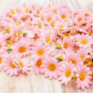 100 x Kunstmatig roze Craft Daisy Daisies Stof bloemen hoofden, Partij Bruiloft Tafel verstrooit Scrapbook accessoireUitnodiging kaart decoratie Craft Gadget