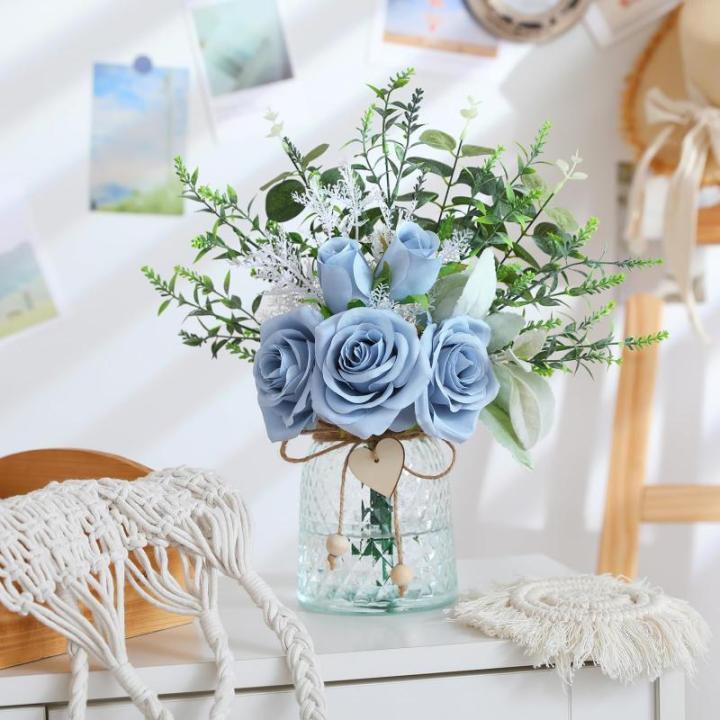 met vaas kunstmatige blauwe roos bloemen in vaas nep eucalyptus plant bloemstuk voor tafel middenstukken, babyshower, thuis keuken kantoor coffeeshop decoraties