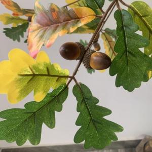 Simulierte Flauschige Eiche für den Innenbereich, künstliche Eiche mit realistischem Stamm, Ästen, Blättern und Früchten, geschmiedete Grünpflanzen als Geschenk