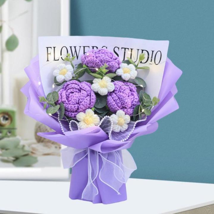 Kant-en-klare gehaakte bloemen boeket met licht handgemaakt gebreid kunstboeket. Kant-en-klaar gebreid bloemenboeket voor bruiloft, paars