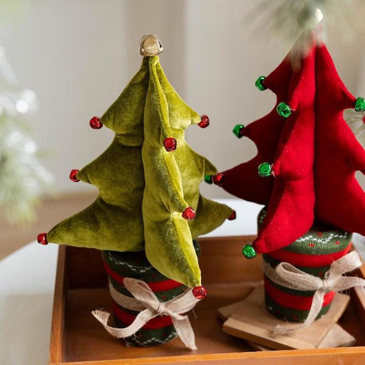 Schöner kleiner Weihnachtsbaum mit Glocken für Kamine im Innenbereich