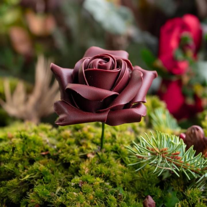 Kunstrozenbloemen met steel als kunstmatige decoratieve rozen van was, 10 bordeauxrode rozenblaadjes als echt voor bloemstukken, bloemendecoratie, waxrozen als kunstrozen, begraafp