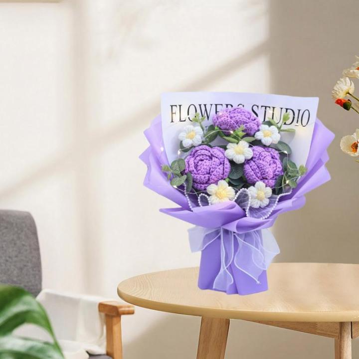 Kant-en-klare gehaakte bloemen boeket met licht handgemaakt gebreid kunstboeket. Kant-en-klaar gebreid bloemenboeket voor bruiloft, paars