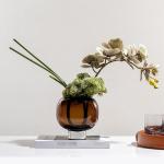Kunstblumen Elegante künstliche Blumen mit brauner Glasvase – leichtes, luxuriöses Blumenarrangement für Schlafzimmer, Kunstblumen als Herzstück für jeden Anlass
