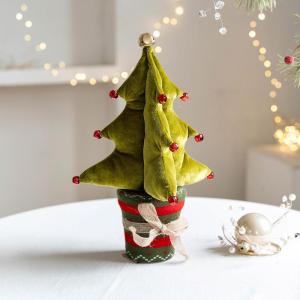 Schöner kleiner Weihnachtsbaum mit Glocken für Kamine im Innenbereich