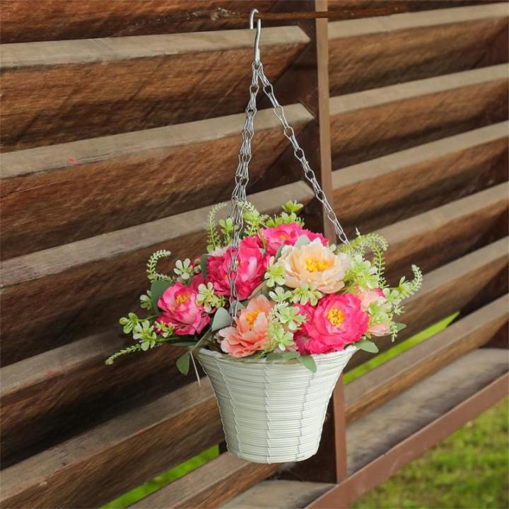Hängende Blumenpflanze im Korb für Frühlingshochzeitsveranda-Gartenhöfe