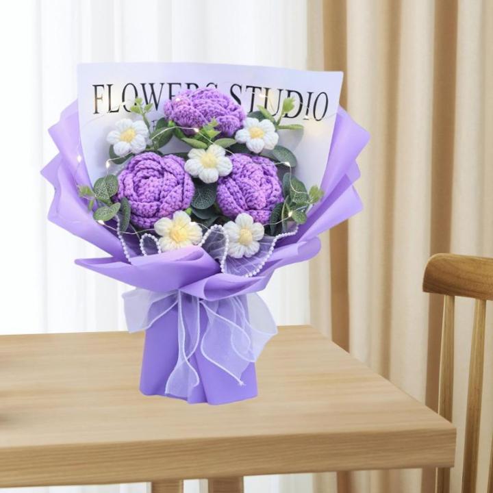 Kant-en-klare gehaakte bloemen boeket met licht handgemaakt gebreid kunstboeket. Kant-en-klaar gebreid bloemenboeket voor bruiloft, paars