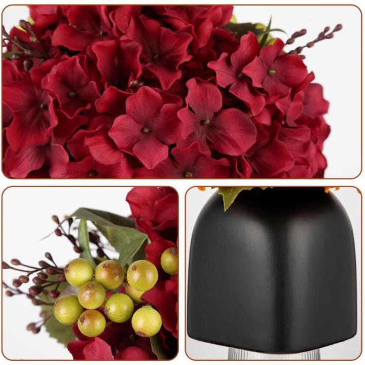 Kunstbloemen als echte kunstmatige hortensia, rode decoratieve bloemen met bessen, in zwarte keramische vaas, bloemstuk voor kantoor, woonkamer, badkamer, herfst, decoratie