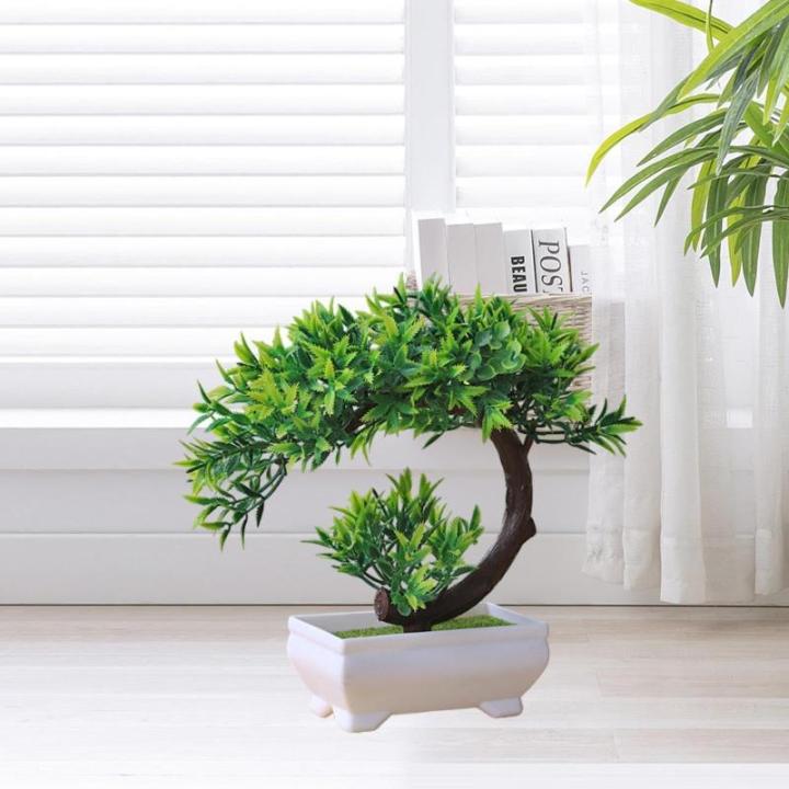 Kunstdecoratieve plant in pot, ornament, in pot voor decoratieve woonkamer, kantoor, tuin, koraalstijl