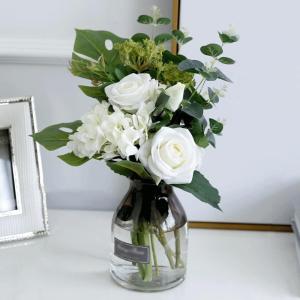 Kunstblumen Künstliche Blumen für den Innenbereich, 39,9 cm, künstliche Seidenrosen, Eukalyptus-Blumenstrauß, Blumenarrangements in Einer Glasvase als Herzstück für jeden Anl