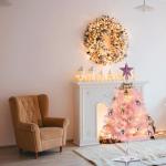 Kleine roze kerstboom, 60 cm mini-kerstboom met led-lichtketting en hangende ornamenten, werkt op batterijen, doe-het-zelf kerstboom voor kerstdecoraties