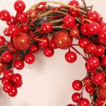 Herzförmiger roter Beerenkranz, künstliche LED-Girlande zum Aufhängen, Ornament