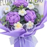 Kant-en-klare gehaakte bloemen boeket met licht handgemaakt gebreid kunstboeket. Kant-en-klaar gebreid bloemenboeket voor bruiloft, paars
