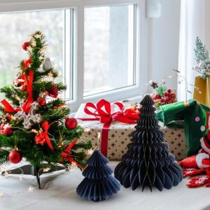 Papieren kerstboom, decoratief kunsthandwerk met meerlaagse splitten, kerstdecoratie om te knutselen, tafelopzetstuk van papier, ideaal voor het creëren van een feestelijke sfeer 