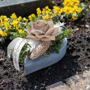 Kunstrozenbloemen met steel als kunstmatige decoratieve rozen van was, 10 parelmoer rozenblaadjes als echt voor bloemstukken, bloemendecoratie, waxrozen als kunstrozen, begraafplaa