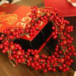 Herzförmiger roter Beerenkranz, künstliche LED-Girlande zum Aufhängen, Ornament