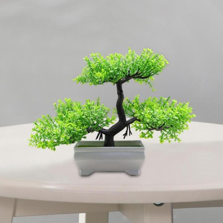 Kunstmatige decoratieve plant in pot, kunstplant, uitnodigend dennengroen, in pot voor keuken, bureau, decoratief