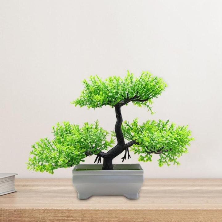 Kunstmatige decoratieve plant in pot, kunstplant, uitnodigend dennengroen, in pot voor keuken, bureau, decoratief