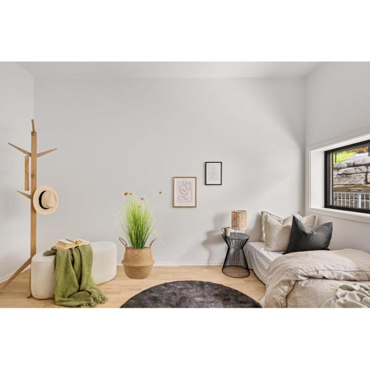 Kunstgras, kunstgras, decoratieve plant, kamerplant, groene plant, kunstmatige plant, decoratie, in zwarte pot, zeer realistisch, groen (63 cm - artikelen. MN-KP-2223)