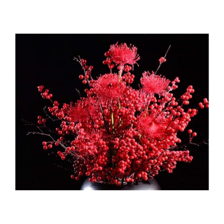 Kunstblumen Künstlicher Blumenstrauß aus roten Beeren – handgefertigte Topfdekoration für Innenräume. Blumensträuße im Topf, großer Bonsai für jeden Anlass