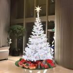 Kunstkerstboom, 150 cm, wit, pvc, kerstdecoratie, snel opgebouwd, klapsysteem, moeilijk ontvlambaar voor thuis, kantoor, winkel, incl. metalen standaard