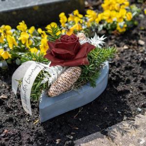 Kunstrozenbloemen met steel als kunstmatige decoratieve rozen van was, 10 bordeauxrode rozenblaadjes als echt voor bloemstukken, bloemendecoratie, waxrozen als kunstrozen, begraafp