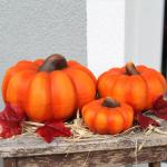 Pompoenset in fel oranje, herfstdecoratie, handgemaakte decoratieve pompoenen van klei voor binnen en buiten, weerbestendig en duurzaam, sierpompoenen, 3-delige set, perfecte Hallo