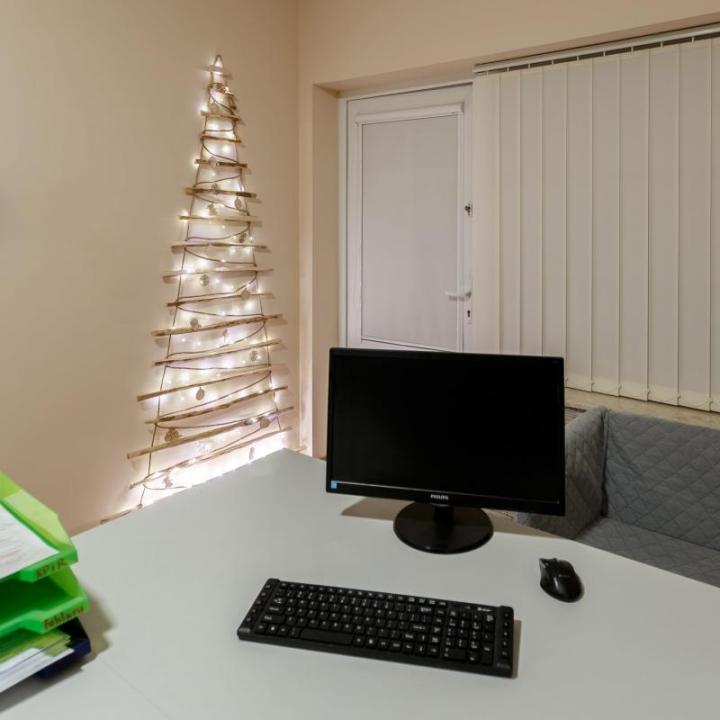 Handgemaakte kerstboom 205 cm hoog met decoraties, van hazelnoothout, decoratieve hanger, met 10 m ledlampen, houten platen verbonden met een jute touw met een dikte van 6 mm