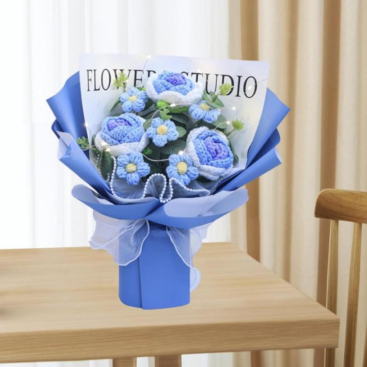 Kant-en-klare gehaakte bloemen boeket met licht handgemaakt gebreid kunstboeket. Klaar gebreid bloemenboeket voor bruiloft, blauw
