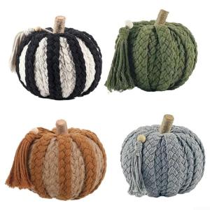 Dekorative gestrickte Kürbisse für Herbstveranstaltungen. Verschönern Sie Ihr Zuhause mit diesem stilvollen Erntedank-Mittelstück (D)