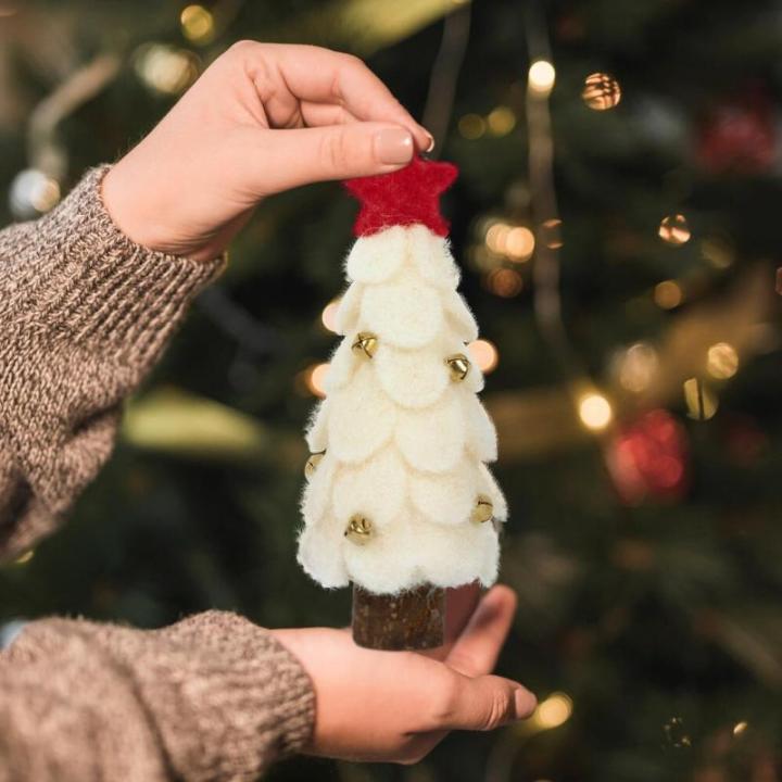 Mini-kerstboom, 17 cm, vilt met houten basis, kunstkerstversiering, miniatuur, dennenboom, tafeldecoratie, kleine kerstversiering, decoratie, geschenken, kerstdecoratie om te knuts