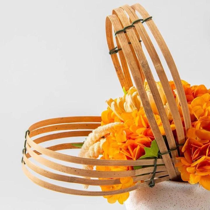 Kunstblumen Künstlicher Kleiner Bonsai-Baum in weißer Keramikvase – naturgetreues Grün für Veranda, Esstisch und Wohnzimmer – Kunstpflanze für jeden Anlass