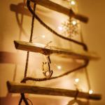 Handgemaakte kerstboom 95 cm hoog, van hazelnoothout | decoratieve hanger | met 200 cm LED-lampen | houten platen verbonden met een jute touw met een dikte van 6 mm