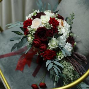 Brautstrauß für Hochzeiten, Wasserfallform, kaskadierende künstliche weiße, weinrote Rose, rustikale Vintage-Brautjungfer, hält Blume mit grünen Blättern für Feiertagsparty
