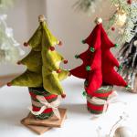 Schöner kleiner Weihnachtsbaum mit Glocken für Kamine im Innenbereich