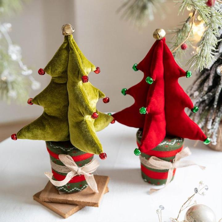 Schöner kleiner Weihnachtsbaum mit Glocken für Kamine im Innenbereich