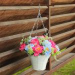 Hängende Blumenpflanze im Korb für Frühlingshochzeitsveranda-Gartenhöfe