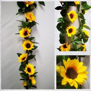 Set van 2 hangende zonnebloemslingers, kunstmatige zonnebloemslinger, zijden zonnebloemrank, hangende slinger met groene bladeren, nepbloemstuk voor bruiloftsfeest, woondecoratie