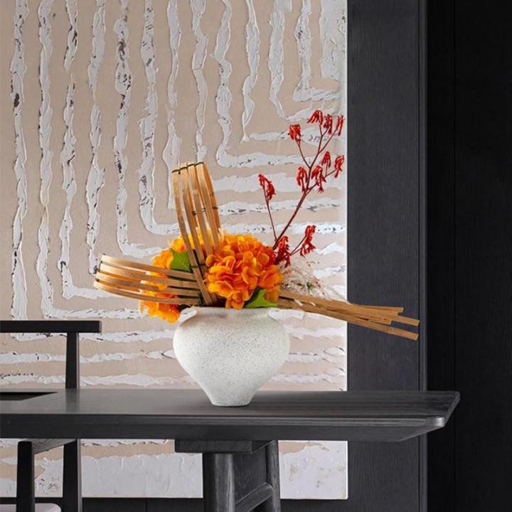 Kunstblumen Künstlicher Kleiner Bonsai-Baum in weißer Keramikvase – naturgetreues Grün für Veranda, Esstisch und Wohnzimmer – Kunstpflanze für jeden Anlass