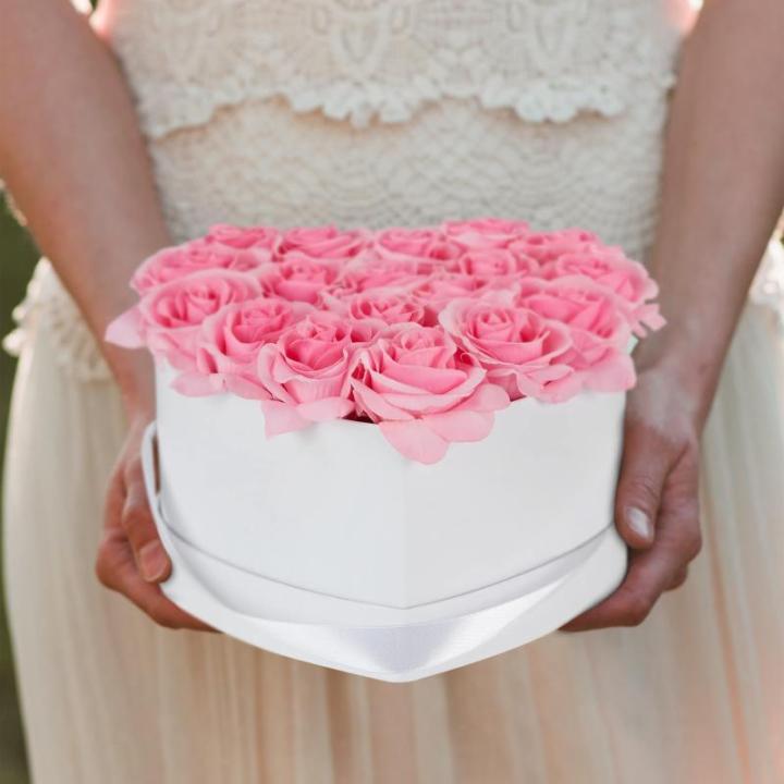 Rozenbox hart, 18 rozen, stabiele bloemenbox wit, 10 jaar houdbaar, cadeau-idee, decoratieve bloemenbox, roze, 13 x 21 x 19 cm