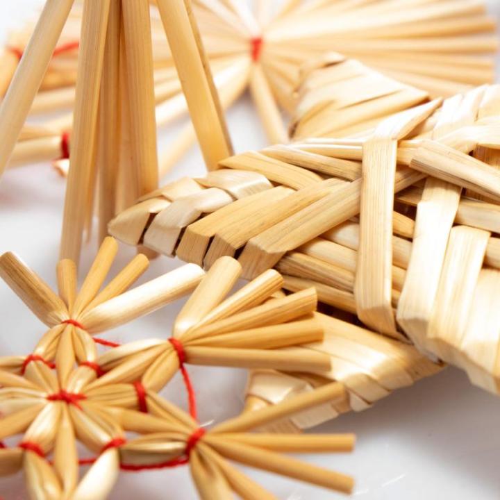 56-delige strosterrenset - sterren, bellen, dennenbomen en traditionele figuren als kerstboomversiering - kleine stro - natuurlijke kerstboomversieringen