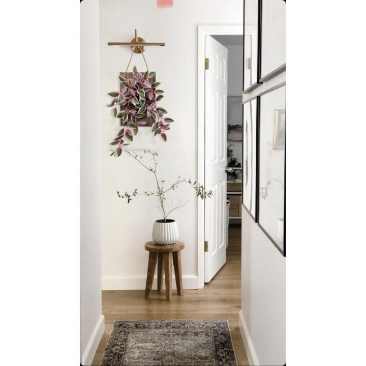 Kunstplant als echte kunstmatige tradeskantie, hangplant, decoratieve plant met houten plaat, hoogte 84 cm, voor muur, veranda, café, trap, tuin, huisdecoratie