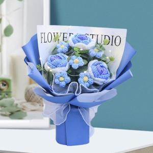 Kant-en-klare gehaakte bloemen boeket met licht handgemaakt gebreid kunstboeket. Klaar gebreid bloemenboeket voor bruiloft, blauw