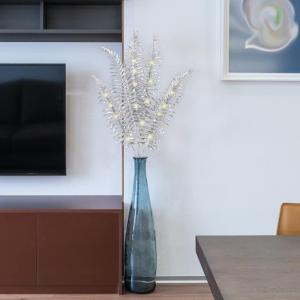 Struik met ledverlichting om neer te zetten - stabiele kunststof struik - 16 warmwitte leds met timerfunctie - op batterijen werkende kerstdecoratie (puntige bladeren zilverkleurig