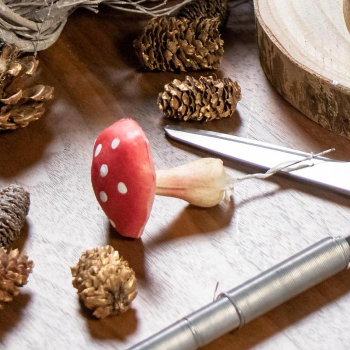 4 x vliegenzwammen - kunstmatige paddenstoelen om in kransen en bloemstukken te steken - spons als leuke herfstdecoratie - kunstpaddenstoelen