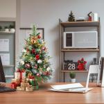 2 x kerstboom met decoratieve lichtketting 30 LED warm wit batterij, 60 cm mini kunstkerstboom met sneeuw, dennenappels en taxbessen, tafelkerstboom, kerstdecoratie, materiaal PE