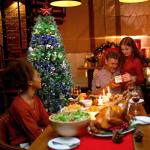 Kerstboom 210 cm (Ø ca. 135 cm), kunstkerstboom groene dennenboom met 1346 takken, 7 FT kerstboom met houten standaard klapsysteem, verwijderbaar inklapbaar en moeilijk ontvlambaa