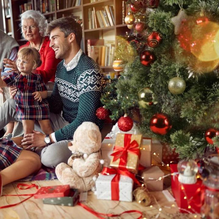 Nordmanntanne Kunstkerstboom, Levensechte Voorbehandelde Dennennaalden, Kerstboom met Handgemaakte Houten Standaard, Vakantie Decoratie voor Thuis en Winkel, 550 Warm Witte Lampjes