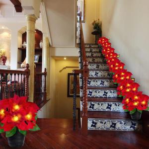 Künstliche Weihnachtssterne, rote Samt, 30,5 cm, Weihnachtssterne im Topf, LED-beleuchtete Kunstseide, Topfblumen-Arrangement, Weihnachtsdekoration für Zuhause, Innen- und Außen